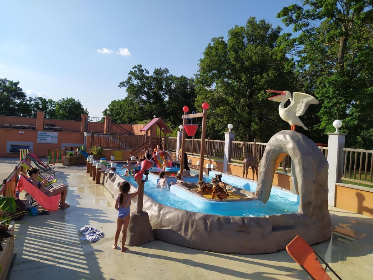 Camping Domaine De Senaud 알봉 외부 사진